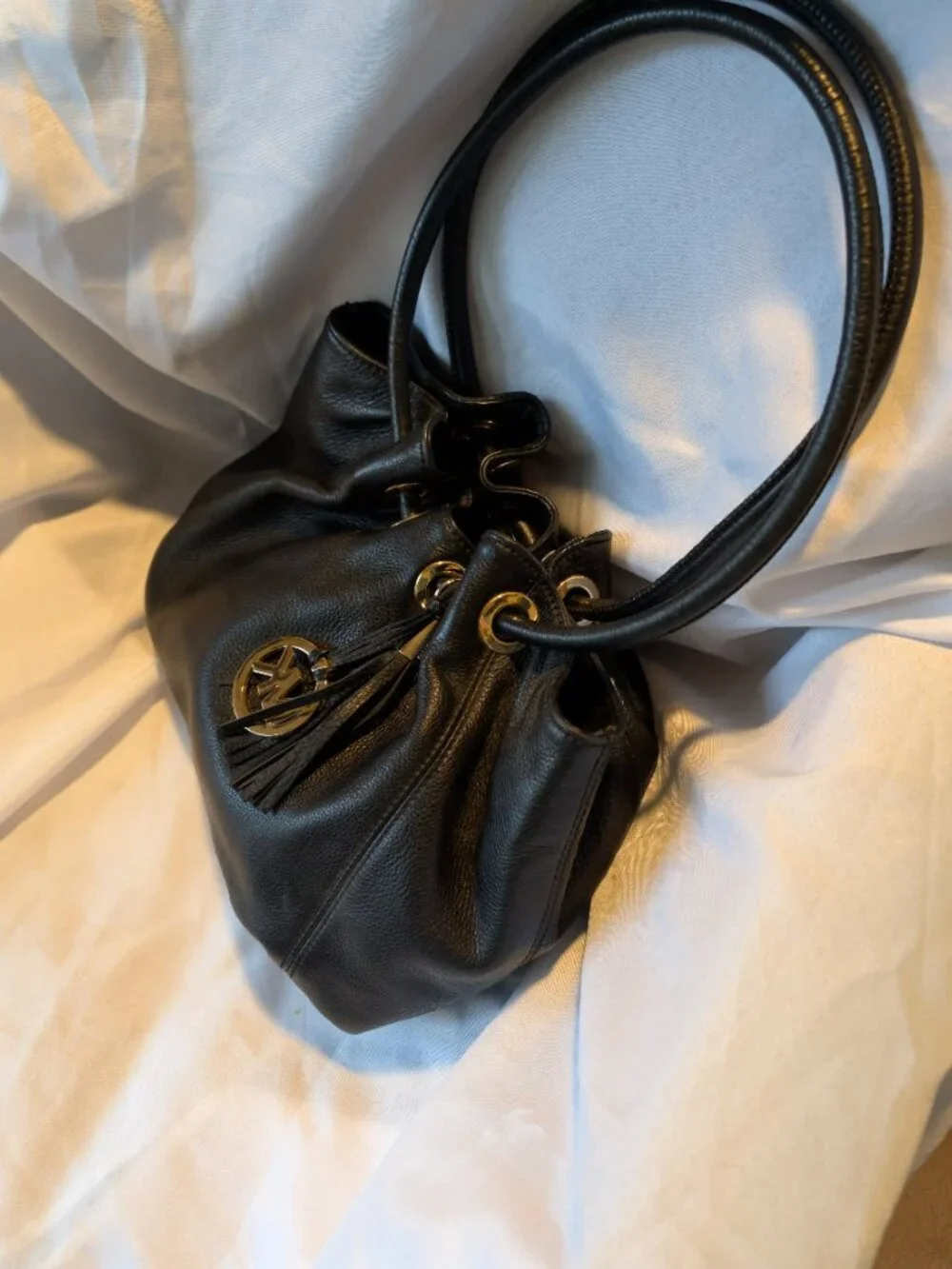 AUTHENTICATED MICHAEL KORS BLACK LEATHER HOBO HANDBAG, EXCELLENT CONDITION